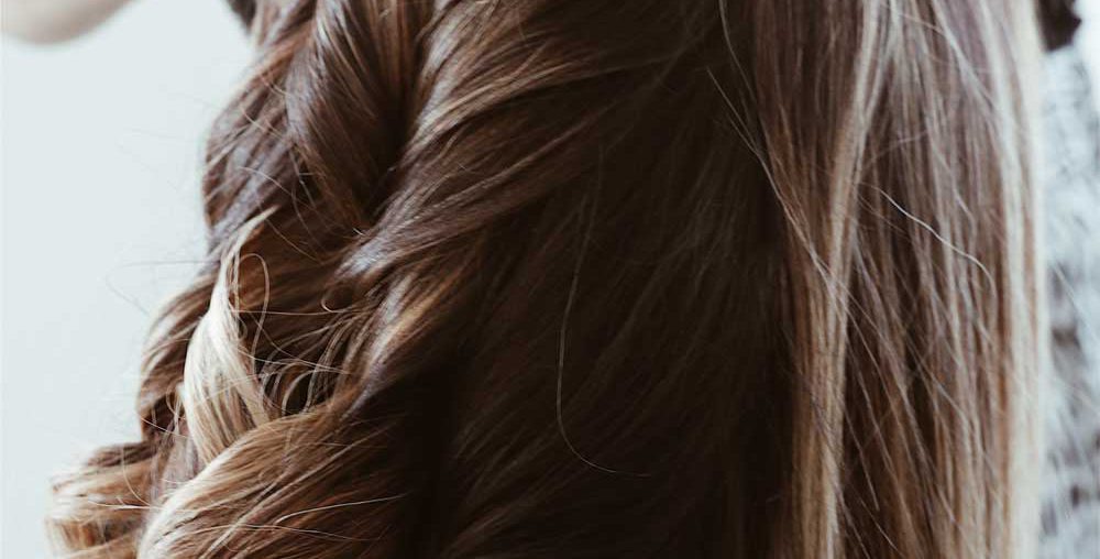 5 Tipps Um Ihre Locken Langer Haltbar Zu Machen Licci Friseure